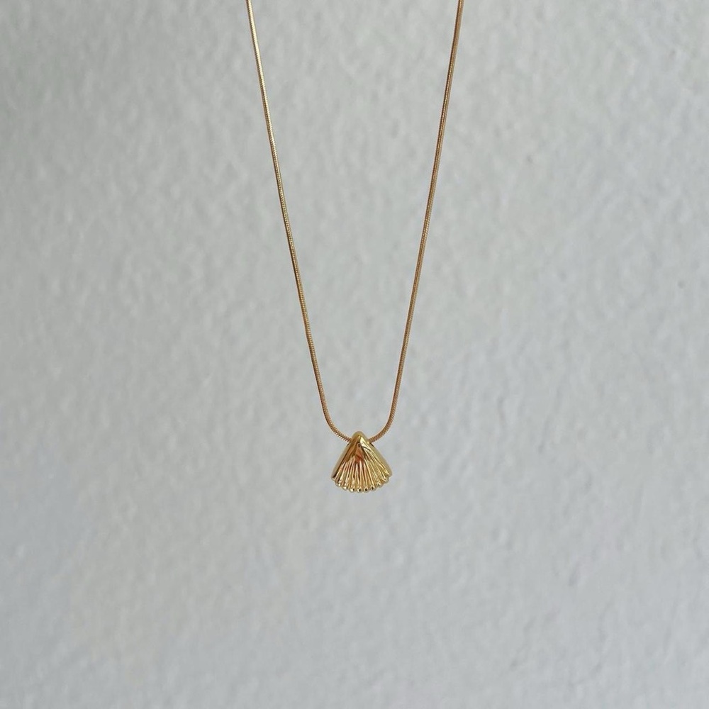 Elegant Gold Shell Pendant Necklace